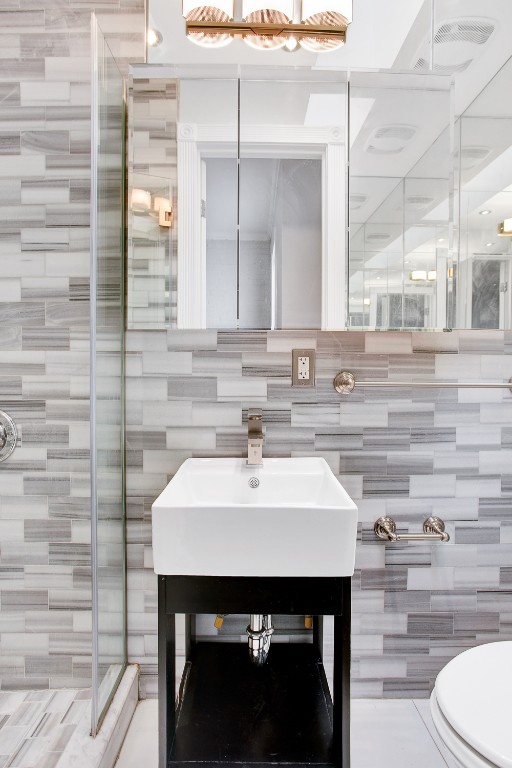 438 W 52nd St