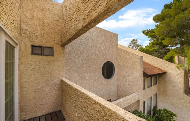 2 Bedroom, 2.5 Bath Near Flamingo & Torrey Pines