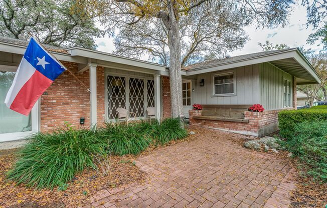 BEAUTIFUL SINGLE-STORY HOME IN MACARTHUR PARK