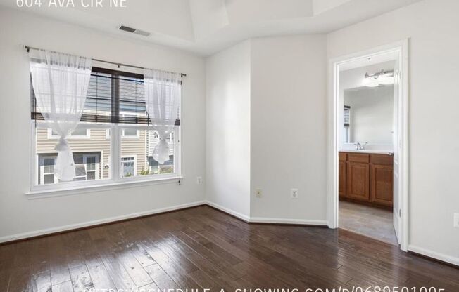 604 AVENIDA CIR NE