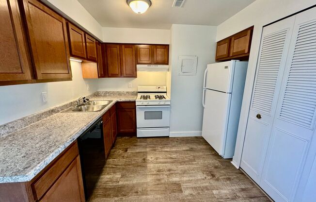 2 beds, 1 bath, 1,000 sqft, $1,295, Unit 617 Flint Rd. #6