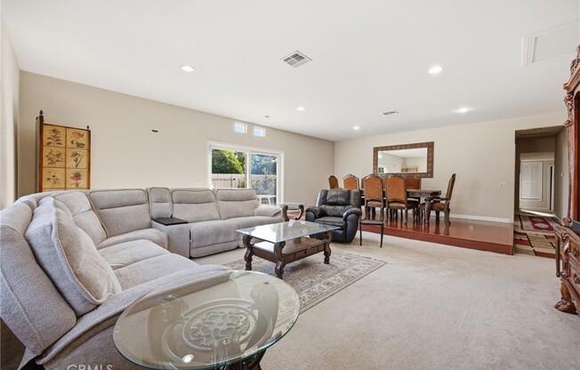 5 beds, 3.5 baths, 2,914 sqft, $5,500