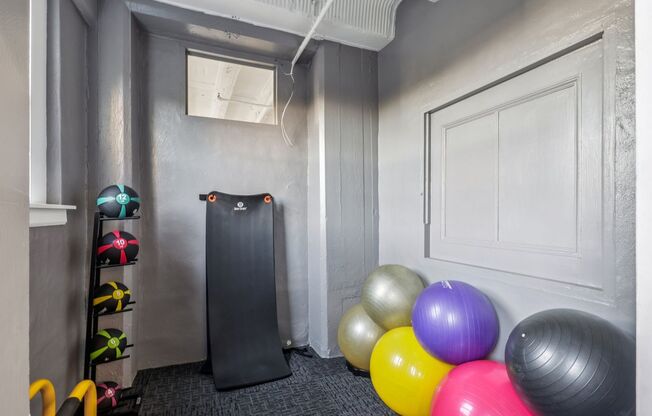 2 beds, 1 bath, 975 sqft, $1,900, Unit Royal York 102