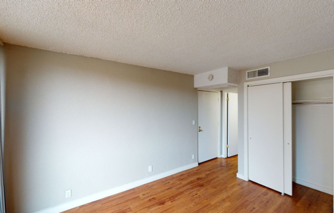 1 bed, 1 bath, 705 sqft, $1,145, Unit 1945 Peoria St #311