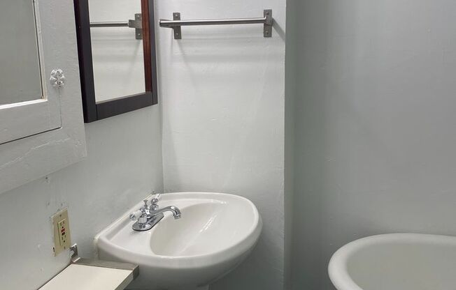 Studio, 1 bath, 440 sqft, $1,050, Unit 23