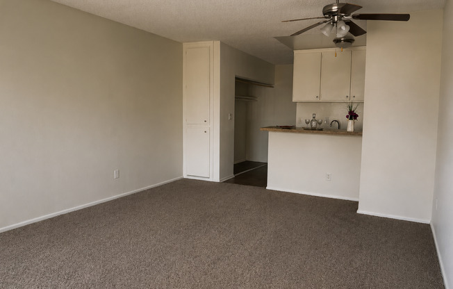 15537 Nordhoff St