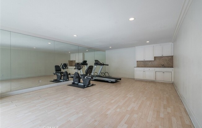 7045 WOODLEY AVE