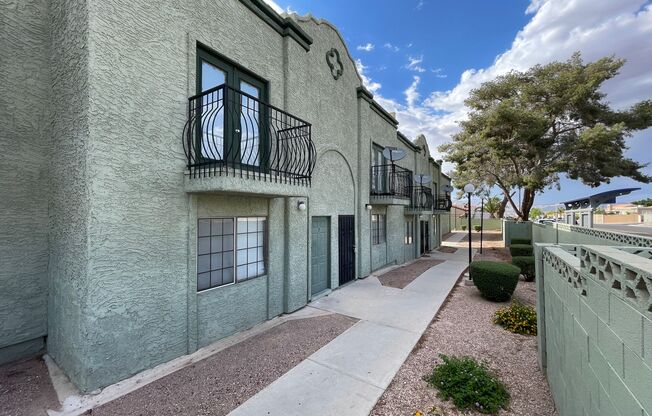 2 BED 2 BATH TOWNHOUSE NEAR LAKE MEAD AND HOLLYWOOD
