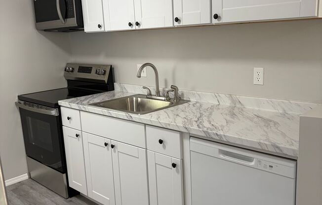 Newly Renovated 2 Bedroom Duplex in Maitland Available Now! Modern Finishes!