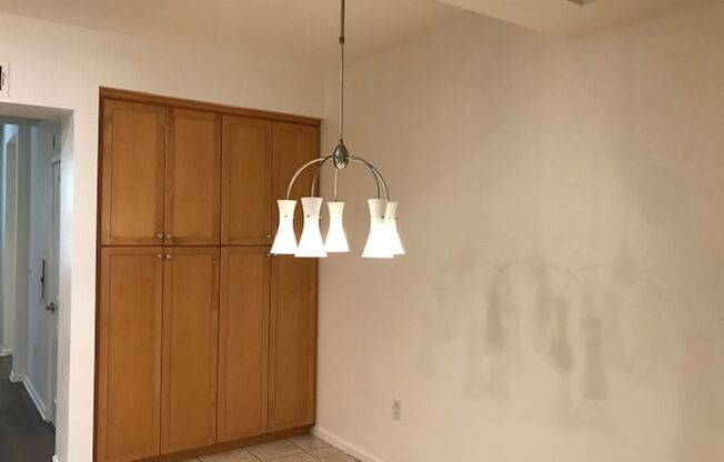 2BR + 2 1/2BA CONDO AVAILABLE NOW IN BURBANK!