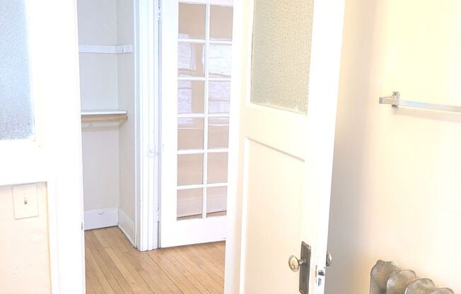 Studio, 1 bath, $875, Unit 25