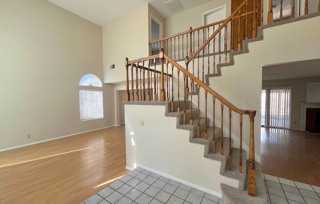 Gorgeous 4 Bedroom Home with Pool & Spa Located in The Lakes