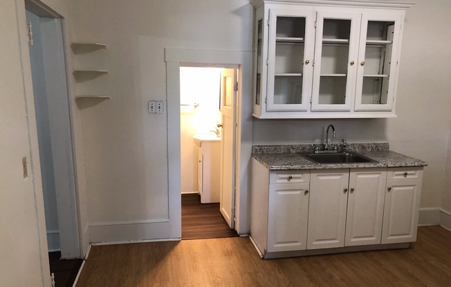 1 bed, 1 bath, 450 sqft, $995, Unit 4