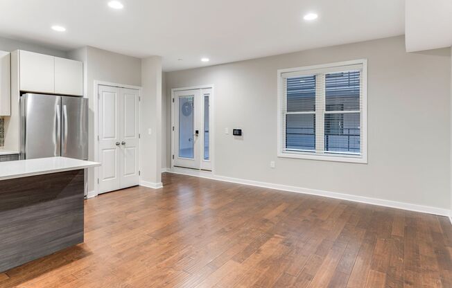 2 beds, 1 bath, 802 sqft, $1,795, Unit Unit 7