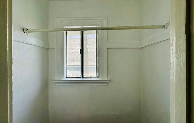 3 beds, 1 bath, 1,100 sqft, $2,850, Unit 3879 West (Upper unit)