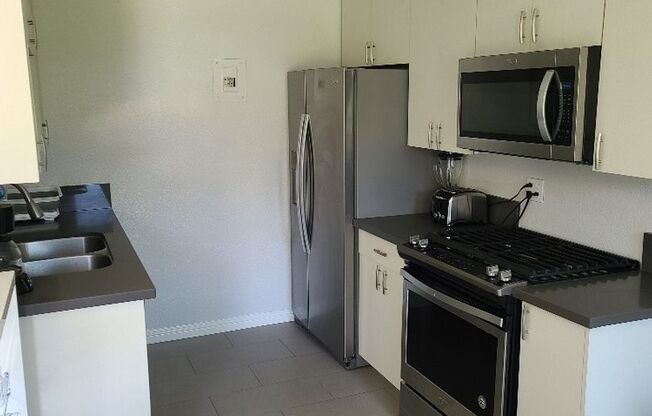 1 bed, 1 bath, 700 sqft, $2,195, Unit B