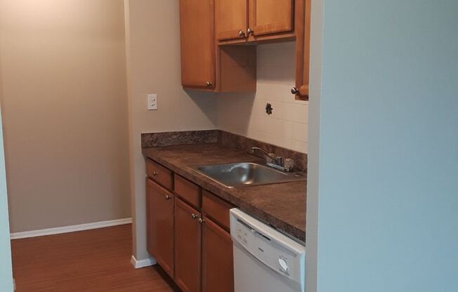 2 beds, 1 bath, 858 sqft, $1,035, Unit B102