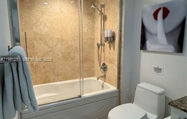 1 bed, 1 bath, 981 sqft, $3,350, Unit 41 SE 5th St # 2305
