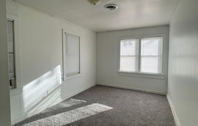 1 Bed/1 Bath w/yard Close to Downtown