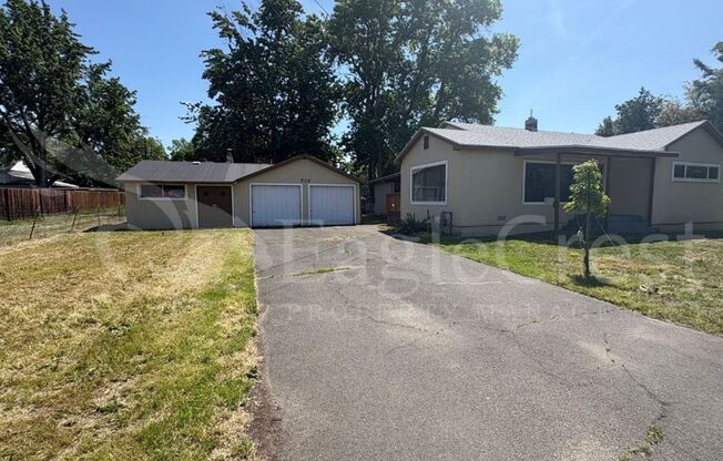 Two Bedroom House with Bonus Room Located Near Jefferson Park