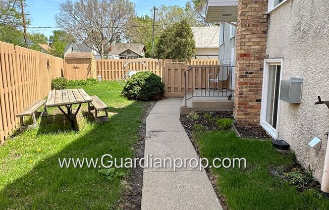 Longfellow Top Floor Apartment, Blocks From Light Rail, Free Fiber Internet, 1 Parking Space, Video Walk Through, One Month Free