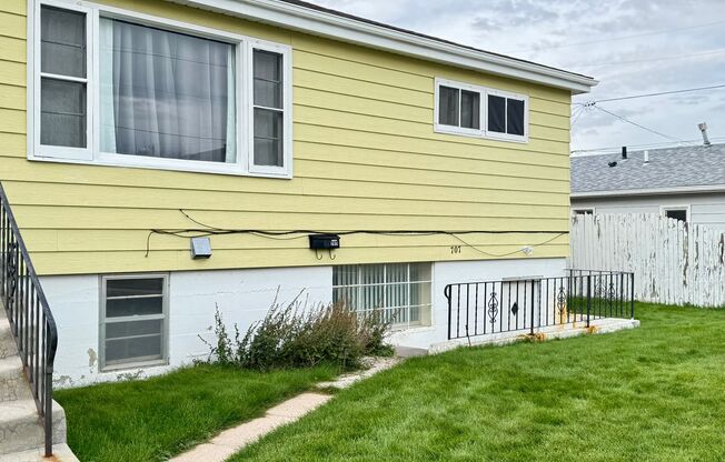 1 BEDROOM, 1 BATHROOM, GARDEN LEVEL APARTMENT, MINUTES FROM DOWNTOWN!