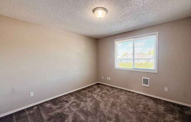 2 beds, 1 bath, 889 sqft, $1,175, Unit 04