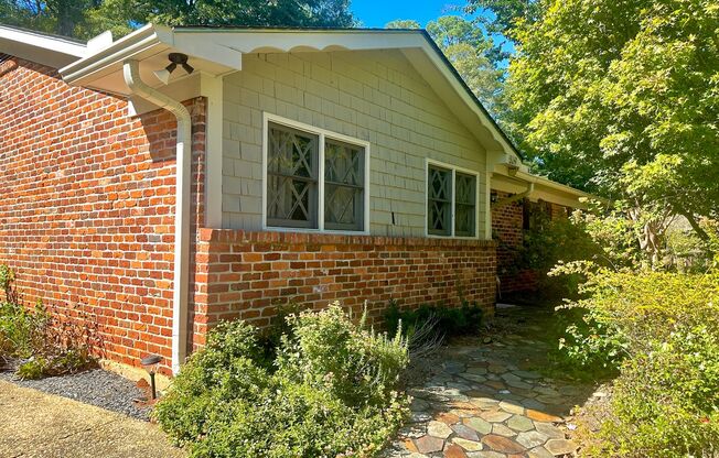 Super Cute One Level Home 1 mile from Toomers Corner