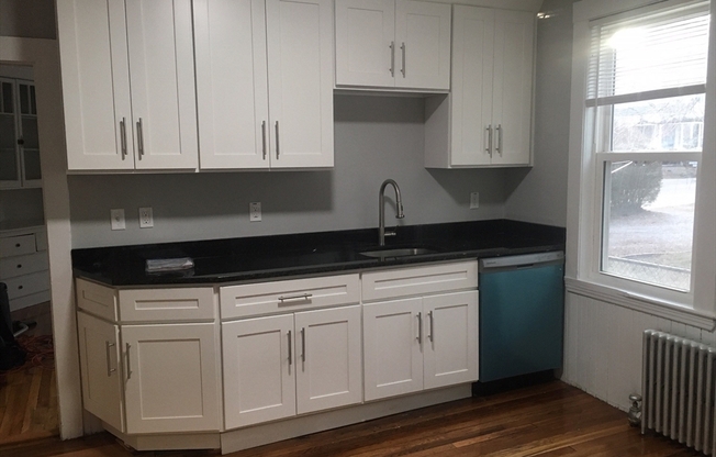 3 beds, 1 bath, 1,200 sqft, $3,300, Unit 3