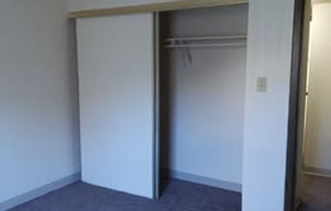 2 beds, 1 bath, 885 sqft, $1,075, Unit 3682B  Building # 5