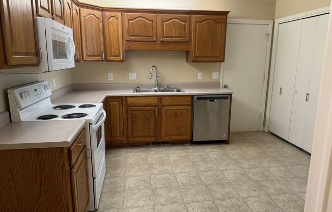 2 beds, 2 baths, $1,300, Unit 1733 E Lark