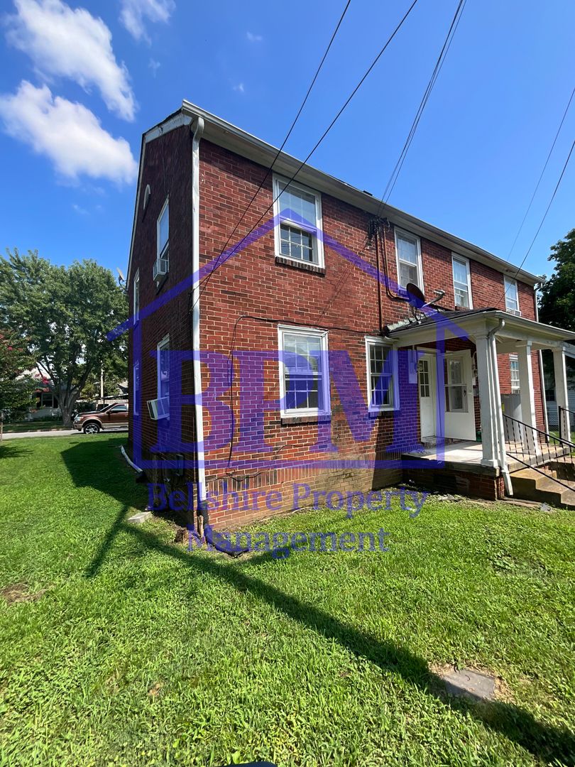 Freshly Renovated 3 Bed, 1 Bath Duplex – Great Berry St Location!