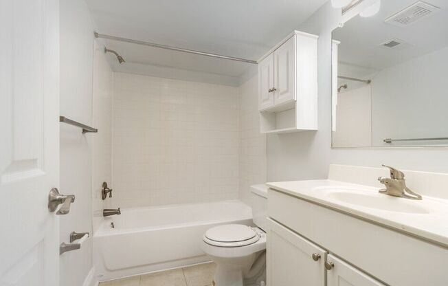 Bathroom Classic (1BR,1BA 675SF)