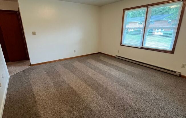 2 beds, 1 bath, 903 sqft, $1,140, Unit H-2