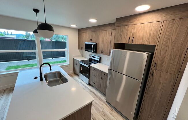 1223-1229 E. Laurel Street