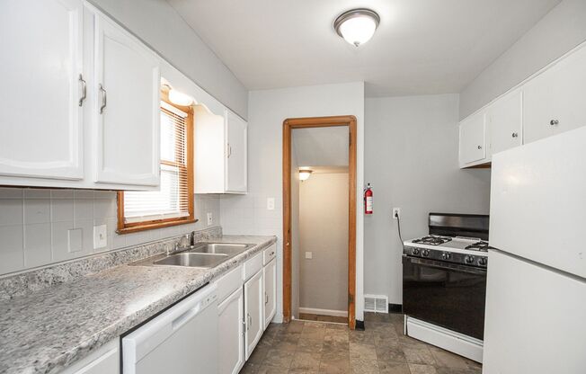 3 Bedroom/1 bath Single House Maple Hts!!