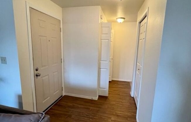 2 beds, 1 bath, 915 sqft, $1,685, Unit 433