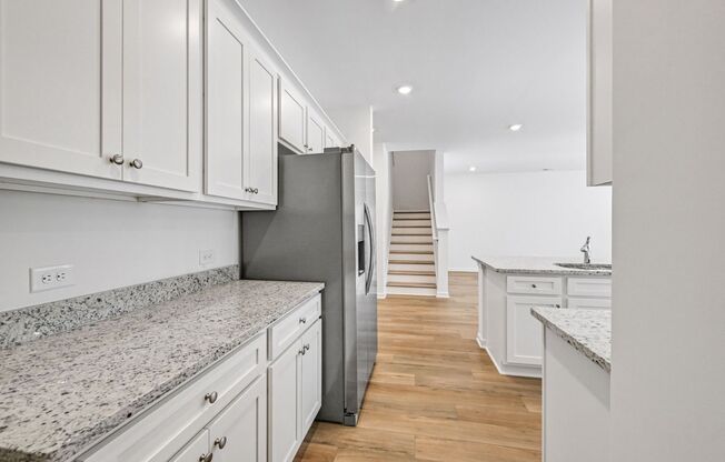 Fenced Yard - Like NEW - 6 Bedrooms