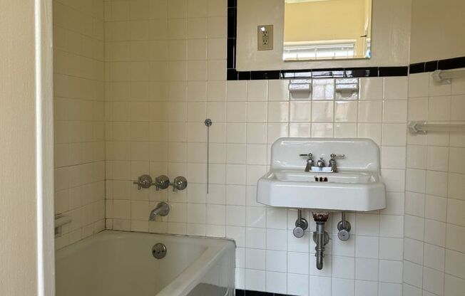 Studio, 1 bath, 380 sqft, $1,100, Unit Unit B6