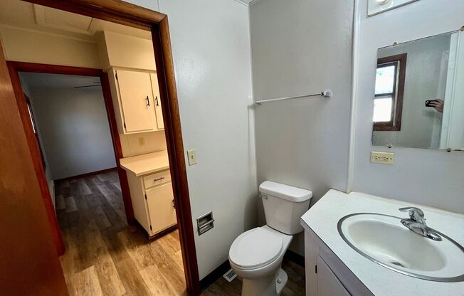 1 bed, 1 bath, 350 sqft, $595, Unit B