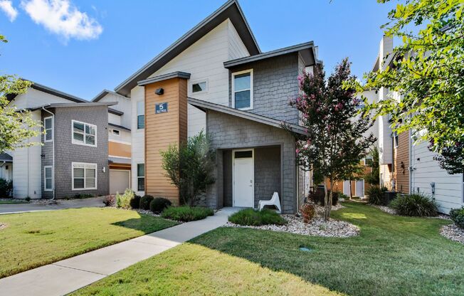 Flats on Wilson 2 Bed 2 Bath Townhome