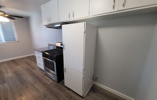 Newly Remodeled 2 Bedroom / 1 Bath Apt Located In Inglewood (DOWNSTAIRS UNIT!) 1/2 off the 1st month