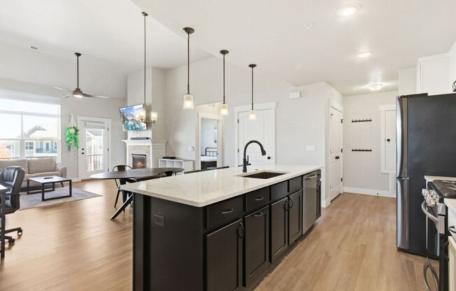 3 beds, 2 baths, $1,995, Unit APARTMENT 307