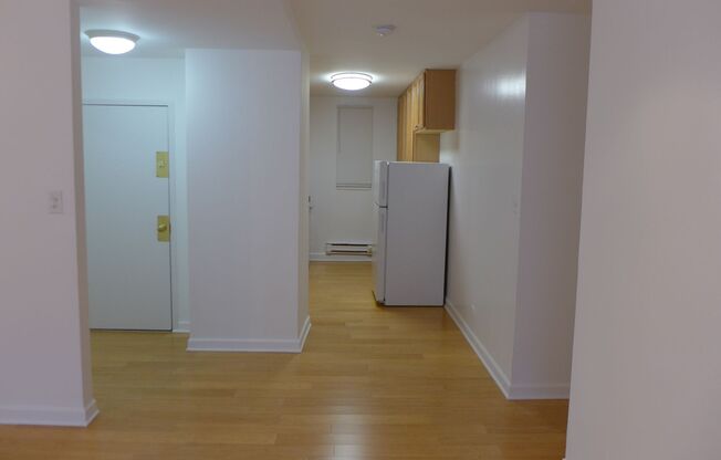 2 beds, 1 bath, 800 sqft, $1,895, Unit 300