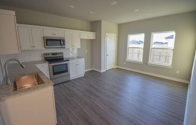 Nice  3 bedroom 2 bath home located right Farmington!