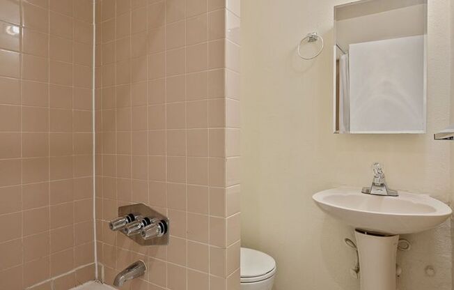 Studio, 1 bath, 400 sqft, $1,225, Unit B13
