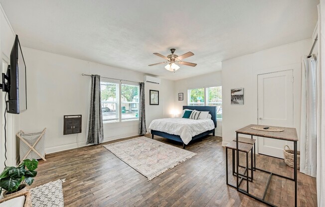 915 W 21 ST