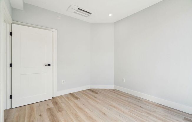 2 beds, 1 bath, $2,550, Unit 205