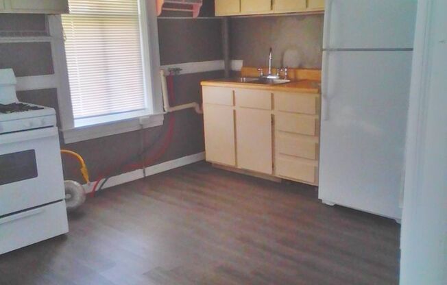 2 beds, 1 bath, $1,295