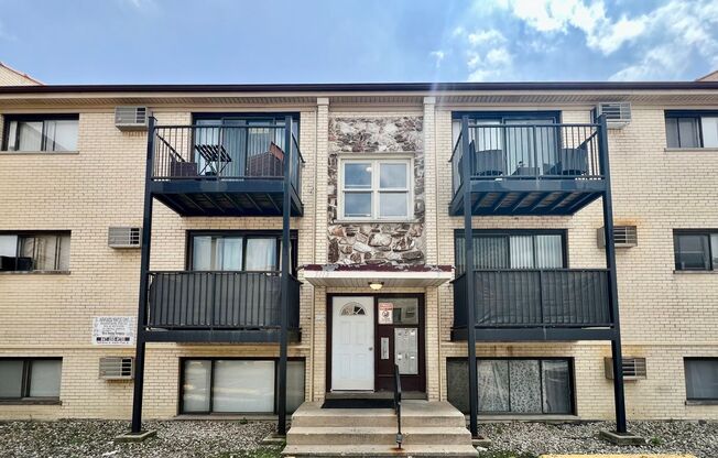 Amazing 1 Bed / 1 Bath Unit Just REHABBED! Rosemont Entertainment District! Parking and Storage INCLUDED!